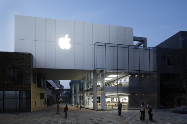 are dogs allowed in apple stores uk