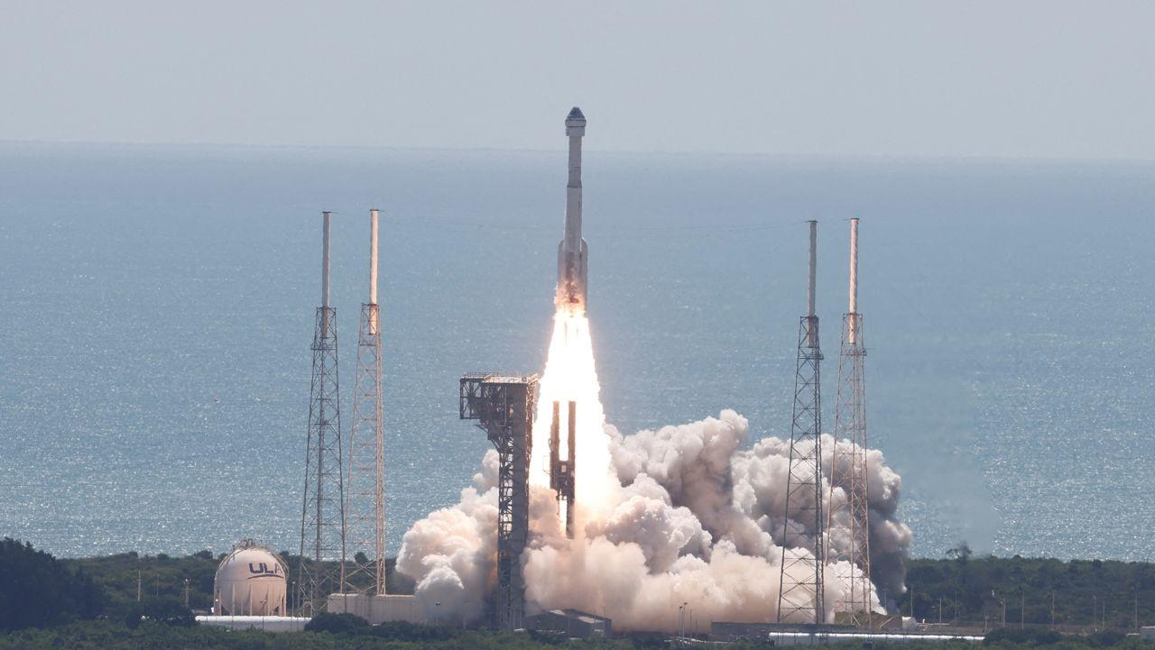 Boeing Starliner dokuje do stacji kosmicznej podczas historycznego lotu